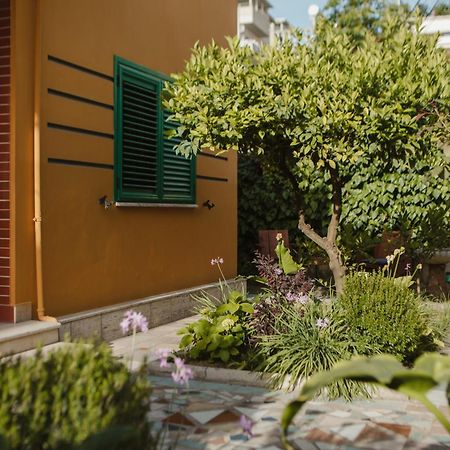 Rare Durres Apartment With Private Parking & Garden Exteriör bild