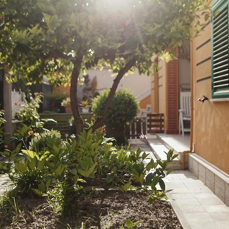 Rare Durres Apartment With Private Parking & Garden Exteriör bild