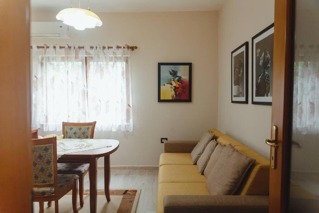 Rare Durres Apartment With Private Parking & Garden Exteriör bild